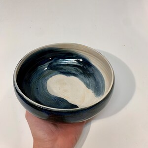 Handmade blue swirl ceramic serving bowl zdjęcie 7