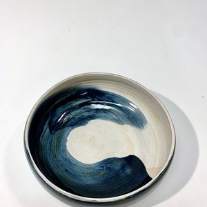 Handmade blue swirl ceramic serving bowl zdjęcie 5