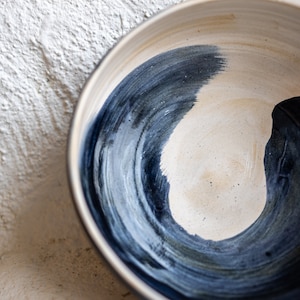 Handmade blue swirl ceramic serving bowl zdjęcie 2