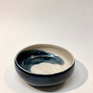 Handmade blue swirl ceramic serving bowl zdjęcie 4