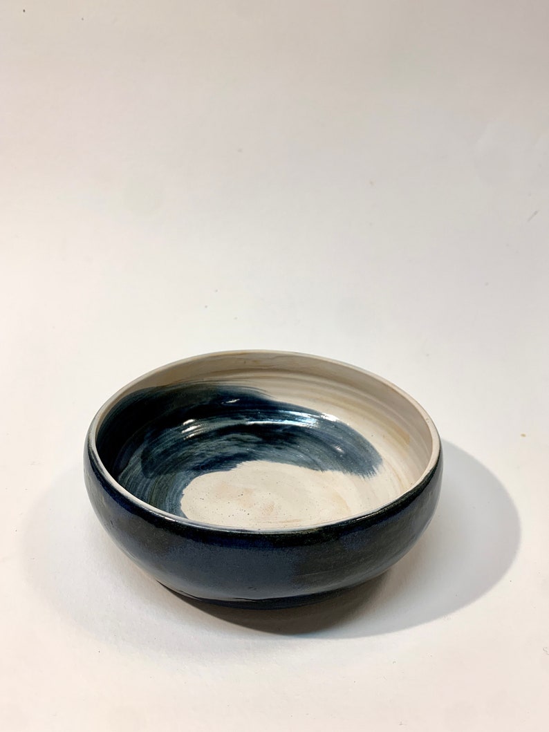 Handmade blue swirl ceramic serving bowl zdjęcie 4