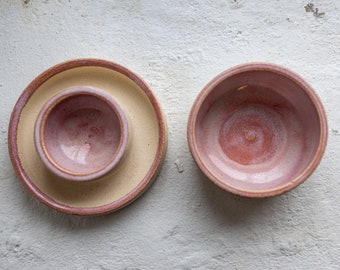 Handgemaakte roze keramische botervloot