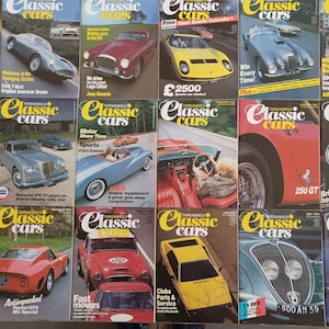 Könnte beinhalten: Eine Sammlung von Vintage-Titeln des Classic Cars Magazins mit verschiedenen klassischen Autos, darunter ein gelber Ferrari, ein roter Porsche und ein blauer Jaguar. Die Titel zeigen verschiedene Themen, wie "Motor Show Time", "Sports Cars Galore!" und "Britain's Best Buy".