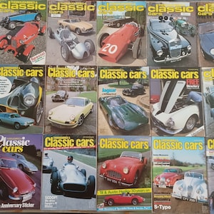 Può includere: Una collezione di 12 riviste vintage con auto d'epoca. Le riviste sono intitolate "Thoroughbreds Classic Cars" e presentano una varietà di auto d'epoca sulle copertine, tra cui una Jaguar, una Porsche e una MG.