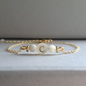 Bracelet lettre nacre et perles naturelles- Bracelet initiale perle - Bracelet personnalisé