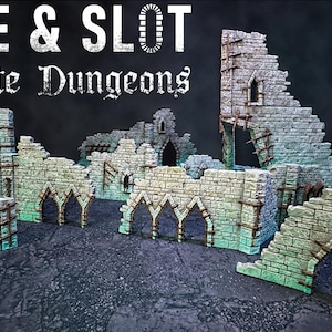Może przedstawiać: Miniaturowe ruiny kamienne z tekstem "SLICE & SLOT Desolate Dungeons". Konstrukcje posiadają łukowate drzwi, okna i rozpadające się mury, w palecie szarości, zieleni i błękitu.