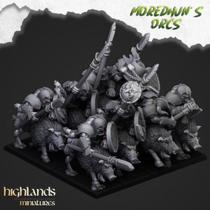 Könnte beinhalten: Eine Gruppe grauer Plastik-Miniatur-Orks, die auf grauen Plastik-Ebern reiten und Speere und Schilde halten. Die Orks tragen Rüstungen und Helme. Die Miniaturen sind Teil eines Sets namens "Moredhun's Orcs" von Highlands Miniatures.