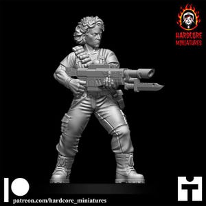 Puede incluir: Una figura en miniatura gris de una persona con equipo de combate, sosteniendo un rifle grande con una bayoneta. La figura lleva una camisa de trabajo, pantalones y botas. La figura tiene el pelo corto y rizado y está de pie sobre una superficie negra. El logotipo de Hardcore Miniatures está en la esquina superior derecha.