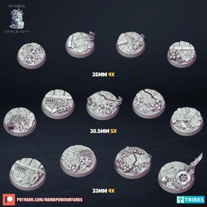 Puede incluir: Una colección de once bases en miniatura grises en tamaños de 25 mm, 28,5 mm y 32 mm. Cada base presenta un diseño texturizado detallado con elementos como superficies agrietadas, piezas mecánicas y detalles industriales. Las bases están dispuestas sobre un fondo oscuro.