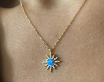 Collana solare, collana opale delicata, collana Sunburst, elegante collana solare opale bianca e blu, ciondolo sole, regalo per la festa della mamma