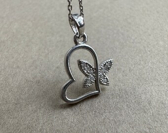 Petit collier coeur papillon, collier papillon pavé, collier délicat, bijoux délicats, cadeau pour elle, cadeau fête des mères, joyeuse fête des mères