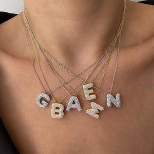 Collar de letras de burbujas de cristal, colgante inicial de burbujas de pavé de oro de 14 k, carta de hojaldre personalizada de diamantes, joyería personalizada, regalo del Día de la Madre