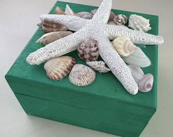 Joyero decorado con conchas marinas de color verde azulado