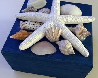 Joyero decorado con conchas marinas azul marino