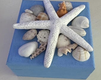 Joyero decorado con conchas marinas azul claro
