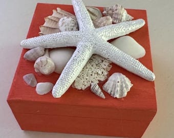 Joyero adornado con conchas de coral