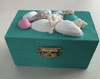 Joyero decorado con conchas marinas de color verde azulado