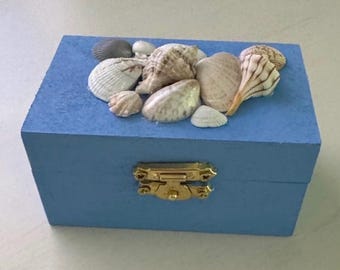 Joyero decorado con conchas marinas azules
