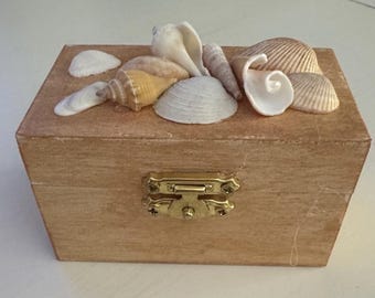 Joyero adornado con conchas marinas doradas