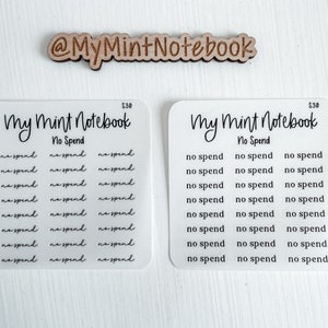 以下が含まれることがあります： 「My Mint Notebook」と「No Spend」の文字が印刷された透明なステッカー用紙2枚。これらのステッカーは、プランナーやジャーナルで使用するために設計されています。各シートには、「No Spend」というフレーズが印刷されたステッカーが18枚あります。