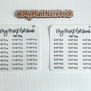 Puede incluir: Dos hojas de pegatinas transparentes para planificador con el texto "My Mint Notebook" y "Half Day" impreso en ellas. Cada hoja tiene 18 pegatinas con la frase "half day" escrita en negro.