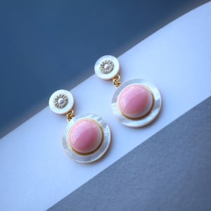 Pendiente colgante de concha reina rosa auténtica en plata/Joyería con piedras preciosas rosas llamativas/Pendiente único para ella/Pendientes con botón de halo vintage para mujer