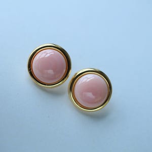 Conchiglia di conchiglia rosa a forma di cuore naturale con orecchino di perla in argento/Gioielli di vera perla alla moda Art Déco/Orecchini unici/Orecchini a bottone a forma di cuore
