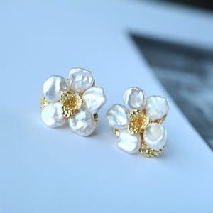 Brincos de pérolas naturais s925 prata | Brincos delicados de pérolas brancas com pétalas | Brincos de pérolas brancas para casamento | Brincos elegantes de pérolas