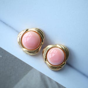 Orecchino pendente in conchiglia di regina rosa naturale placcato oro/Gioiello con pietre preziose rosa/Orecchino unico per lei/Orecchino pendente con castone