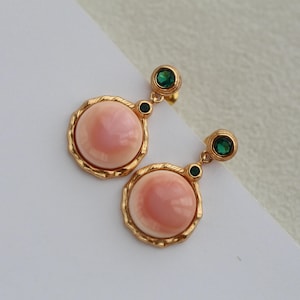 Orecchino pendente in conchiglia di regina rosa naturale placcato oro/Gioiello con pietre preziose rosa/Orecchino unico per lei/Orecchino pendente con castone