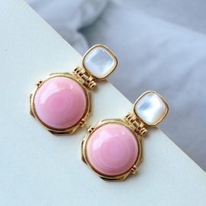 Pendiente colgante de concha reina rosa auténtica en plata/Joyería con piedras preciosas rosas llamativas/Pendiente único para ella/Pendientes con botón de halo vintage para mujer