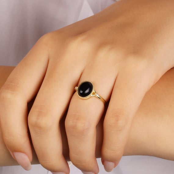 Black onyx ring which finger deals