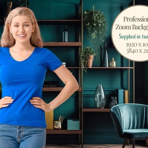 Può includere: Una donna è in piedi davanti a un muro verde acqua con un'unità di scaffalatura dorata dietro di lei. L'unità di scaffalatura è piena di piante, libri e oggetti decorativi. La donna indossa una maglietta blu e jeans. Il testo "Professional Zoom Background" e "Supplied in two sizes" è visibile nell'angolo in alto a destra dell'immagine. Il testo "1920 X 1080" e "3840 X 2160" è anche visibile.