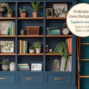 Può includere: Una libreria blu scuro con ripiani in legno pieni di libri, piante e oggetti decorativi. La libreria ha tre cassetti nella parte inferiore. Lo sfondo è una parete verde acqua con una stampa incorniciata. Il testo "Professional Zoom Background Supplied in two Sizes 1920 X 1080 3840 X 2160" è su un cerchio beige.