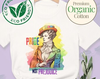 Könnte beinhalten: Weißes T-Shirt mit einem regenbogenfarbenen Aquarellhintergrund und einer Zeichnung einer Frau mit Hut. Der Text "PRIDE NOT PREJUDICE" ist auf das Shirt gedruckt.