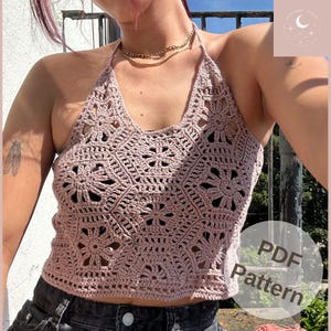 Può includere: Top all'uncinetto rosa polveroso con motivo floreale. Il top è realizzato in un materiale morbido e a trama aperta e presenta un design all'americana. L'immagine include anche il testo "PDF Pattern".
