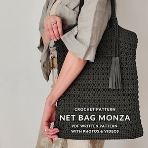 Può includere: Una borsa a rete di uncinetto verde scuro con un fiocco. La borsa ha un motivo a uncinetto e il testo "CROCHET PATTERN NET BAG MONZA PDF WRITTEN PATTERN WITH PHOTOS & VIDEOS" è stampato sulla borsa.