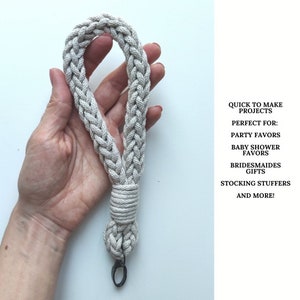 Peut inclure: Un porte-cl&eacute;s en corde tress&eacute;e beige avec une boucle en m&eacute;tal argent&eacute;.  PROJETS RAPIDES &Agrave; R&Eacute;ALISER PARFAIT POUR :  FAVEURS DE F&Ecirc;TE  FAVEURS DE BABY SHOWER  CADEAUX POUR DEMOISELLES D'HONNEUR  CADEAUX  REMPLISSAGES DE CHAUSSETTES  ET PLUS ENCORE !
