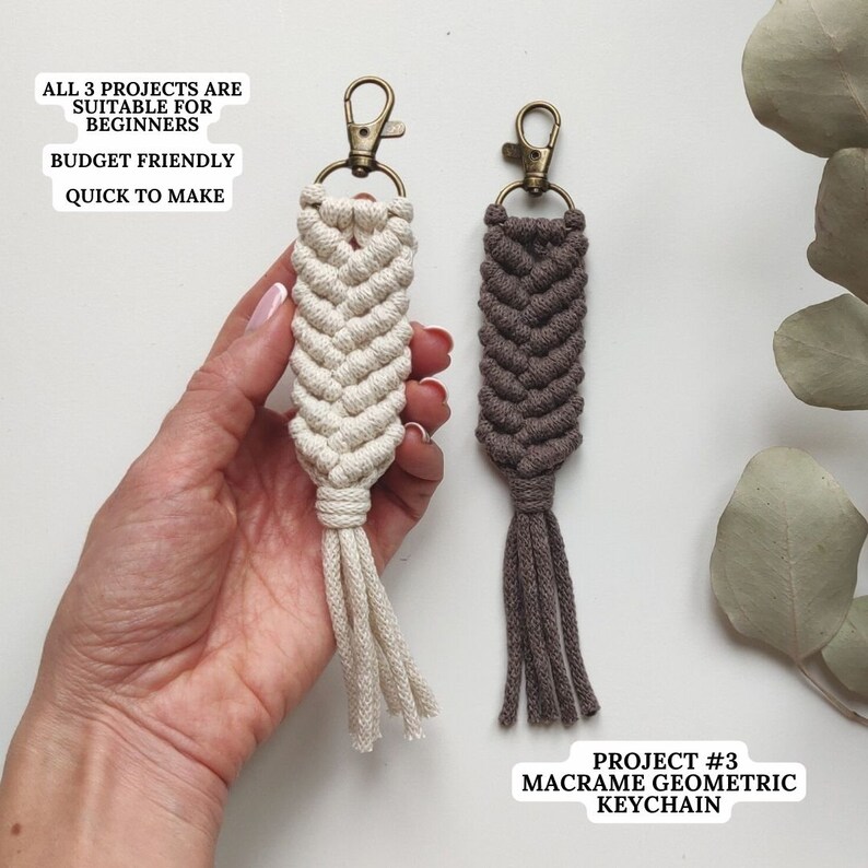 Peut inclure: Deux glands de porte-cl&eacute;s en macram&eacute;, l'un blanc et l'autre brun, avec des anneaux de cl&eacute;s en m&eacute;tal dor&eacute;. Le texte "PROJECT #3 MACRAME GEOMETRIC KEYCHAIN" est sous les glands.