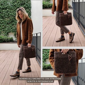 Può includere: Una borsa a mano in crochet marrone con manico in pelle marrone. La borsa è mostrata in tre foto diverse, con una persona che indossa una giacca marrone e pantaloni a quadri che tiene la borsa in due delle foto.