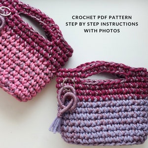 Può includere: Due borse all'uncinetto in filato scintillante in tonalità rosa e viola. Le borse hanno un manico e un fiocco. Il testo "CROCHET PDF PATTERN STEP BY STEP INSTRUCTIONS WITH PHOTOS" è in alto nell'immagine.