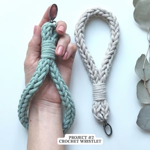 Peut inclure: Deux bracelets en crochet, l'un de couleur vert clair et l'autre de couleur beige. Les deux bracelets sont munis d'un fermoir m&eacute;tallique &agrave; l'extr&eacute;mit&eacute;. Le texte "PROJECT #2 CROCHET WRISTLET" est en bas de l'image.