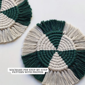 Könnte beinhalten: Zwei grüne und cremefarbene Makramee-Untersetzer mit Fransen. Die Untersetzer sind rund und haben ein geometrisches Muster.  MACRAME PDF STEP-BY-STEP PATTERN WITH PHOTOS