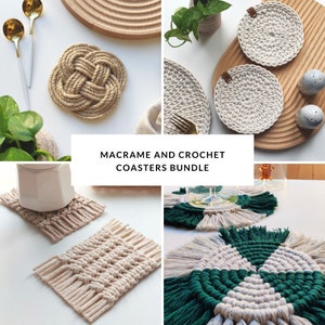 Op de afbeelding: Een set van zes handgemaakte macramé- en haakonderzetters. De onderzetters zijn gemaakt van natuurlijke vezels en hebben verschillende ontwerpen, waaronder een vierkant met franjes, een rond met een groen-wit patroon en een rond met een knoopontwerp. De onderzetters zijn perfect om een ​​toets van handgemaakte charme aan uw huis toe te voegen.