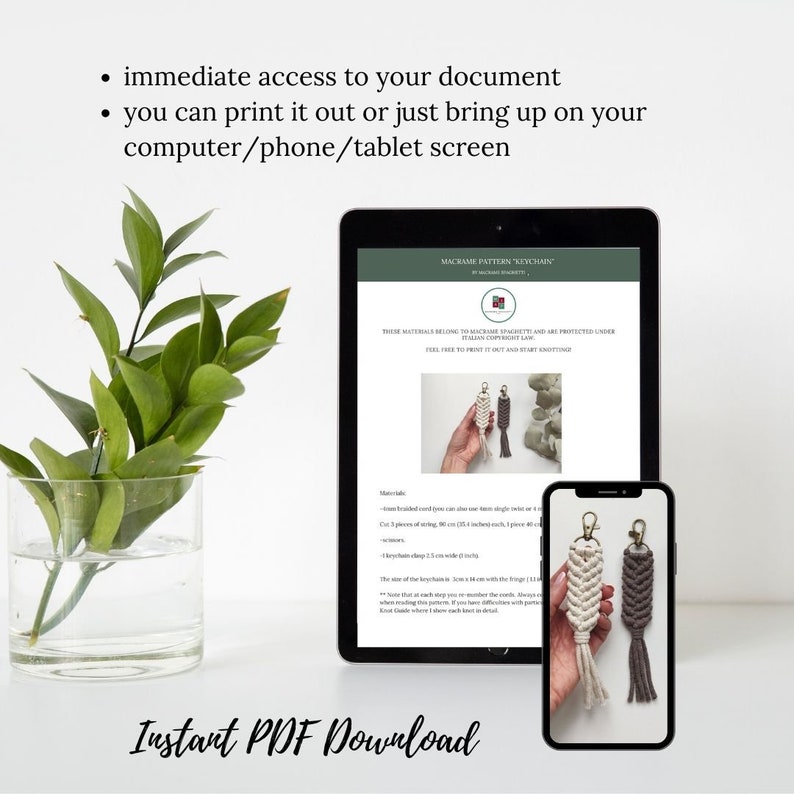 Peut inclure: Un t&eacute;l&eacute;chargement num&eacute;rique pour un mod&egrave;le de porte-cl&eacute;s en macram&eacute;. L'image montre une tablette affichant le mod&egrave;le et deux porte-cl&eacute;s finis, l'un en beige et l'autre en gris.