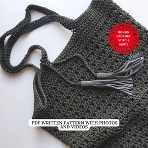 Può includere: Una borsa a mano in crochet verde scuro con una lunga tracolla e due nappine grigie. La borsa ha un'etichetta con la scritta "BONUS CROCHET STITCH GUIDE". Il testo "PDF WRITTEN PATTERN WITH PHOTOS AND VIDEOS" è in basso nell'immagine.