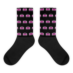 Könnte beinhalten: Ein Paar schwarze Socken mit einem Muster aus rosa Autos. Die Socken sind aus einem weichen, bequemen Material gefertigt und perfekt für den Alltag.