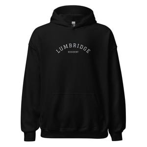 Puede incluir: Sudadera con capucha negra con el texto "Lumbridge Resident" en blanco.