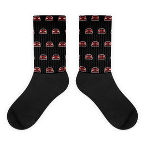 Könnte beinhalten: Ein Paar schwarze Socken mit einem roten Auto-Muster. Die Socken sind knöchellang und haben einen schwarzen Bund.