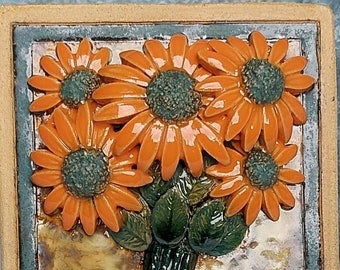 Suspension murale en céramique avec bouquet de marguerites oranges